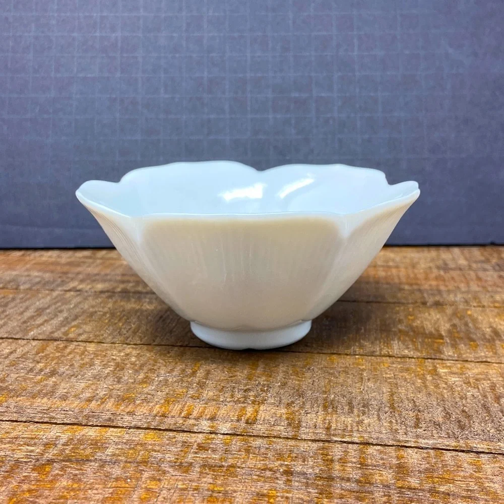 Vintage White Lotus Flower Bowl 4.5”x2.25”